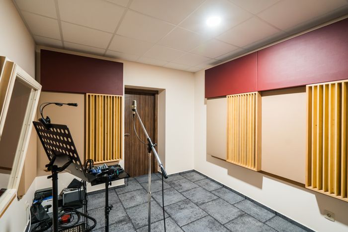 Felvevő helyiség a mikrofonokkal – OS Recording Studio, Siófok