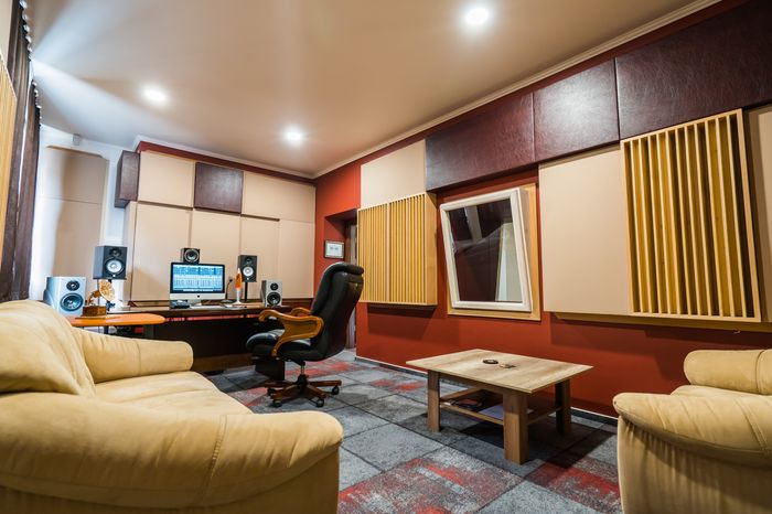 Hangszerek a feljátszó helyiségben – OS Recording Studio, Siófok